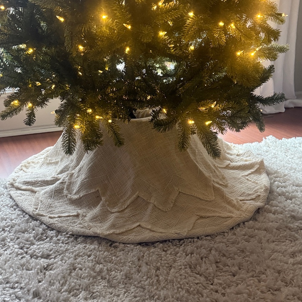 Cream Round Tree Skirt